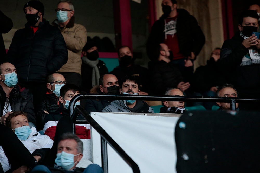 Primer partido en el Helmántico tras el reparto de abonos gratuitos del Salamanca CF UDS, con mejor entrada por parte de una afición que volvió a irse a casa sin cantar gol