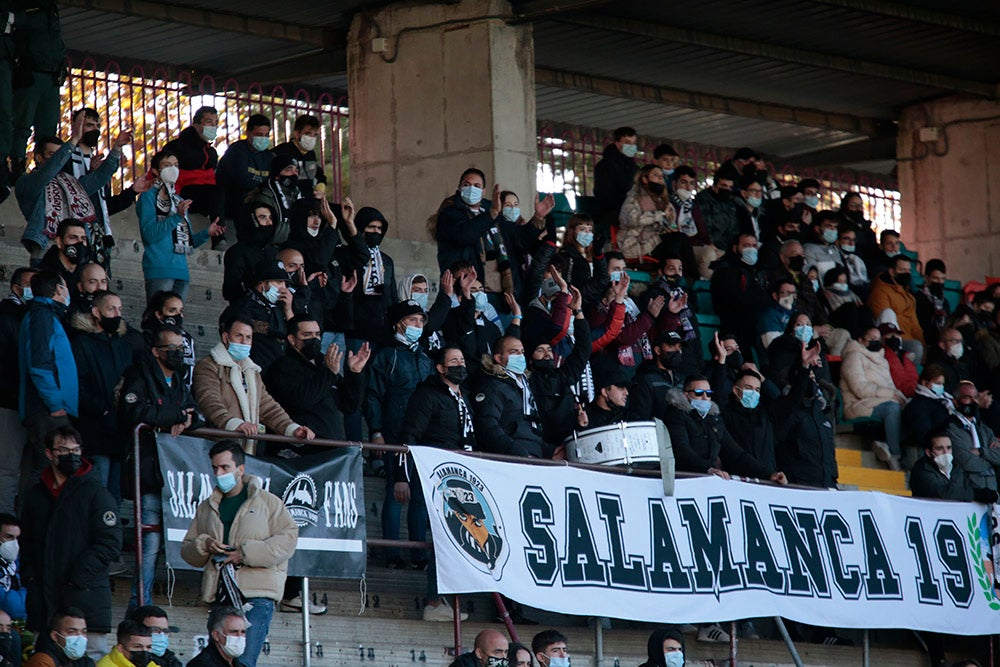 Primer partido en el Helmántico tras el reparto de abonos gratuitos del Salamanca CF UDS, con mejor entrada por parte de una afición que volvió a irse a casa sin cantar gol