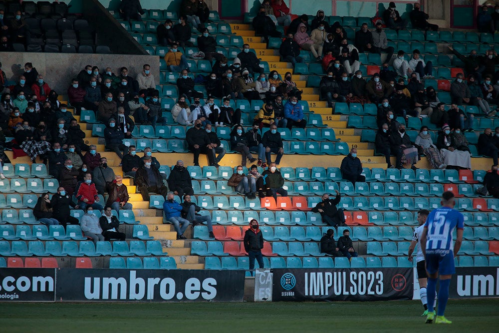 Primer partido en el Helmántico tras el reparto de abonos gratuitos del Salamanca CF UDS, con mejor entrada por parte de una afición que volvió a irse a casa sin cantar gol