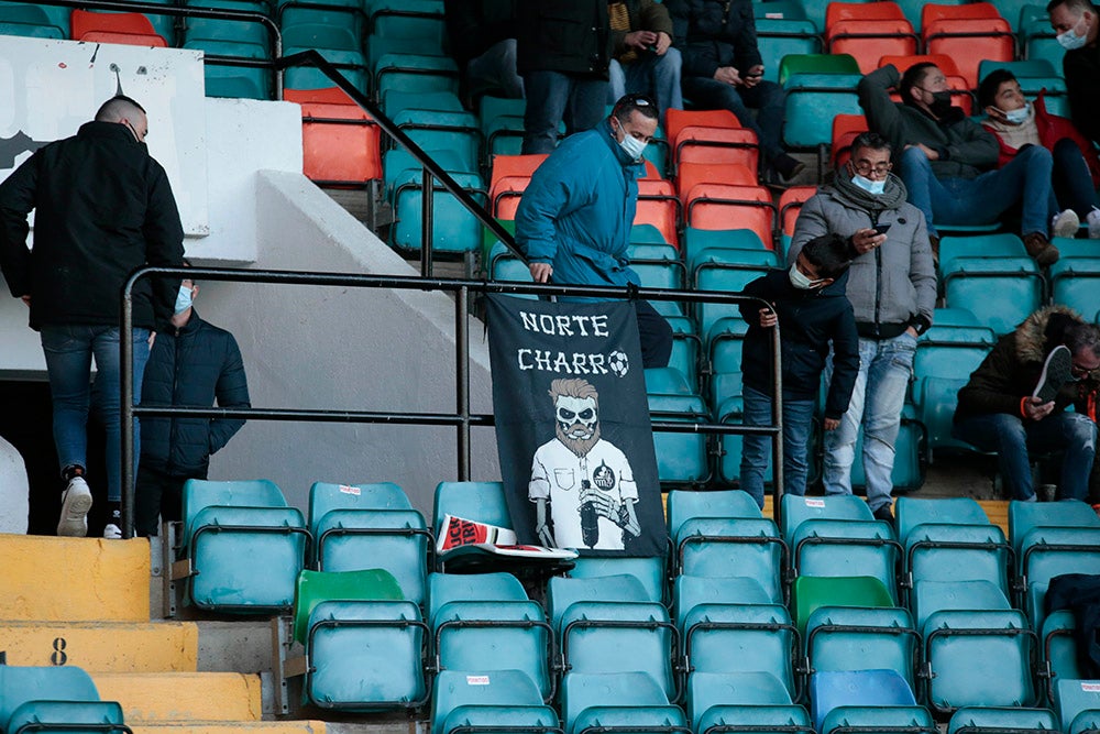 Primer partido en el Helmántico tras el reparto de abonos gratuitos del Salamanca CF UDS, con mejor entrada por parte de una afición que volvió a irse a casa sin cantar gol