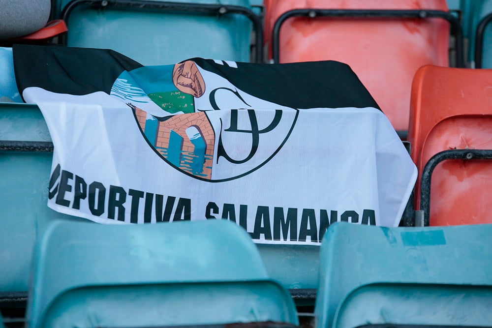 Primer partido en el Helmántico tras el reparto de abonos gratuitos del Salamanca CF UDS, con mejor entrada por parte de una afición que volvió a irse a casa sin cantar gol