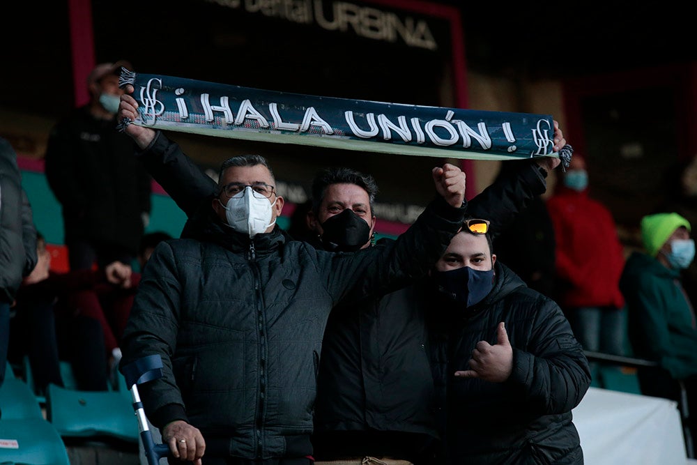 Primer partido en el Helmántico tras el reparto de abonos gratuitos del Salamanca CF UDS, con mejor entrada por parte de una afición que volvió a irse a casa sin cantar gol