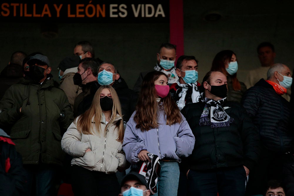 Primer partido en el Helmántico tras el reparto de abonos gratuitos del Salamanca CF UDS, con mejor entrada por parte de una afición que volvió a irse a casa sin cantar gol