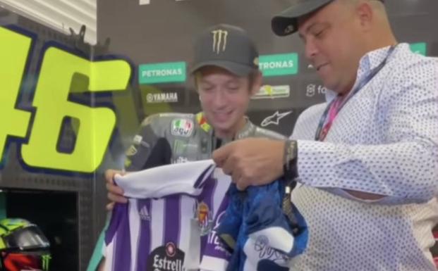 Ronaldo le regala a Valentino Rossi la camiseta del Real Valladolid este domingo en Valencia