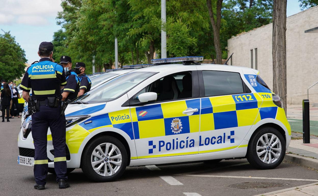 Agntes de la Policía Local, junto a un vehículo en una imagen de archivo.