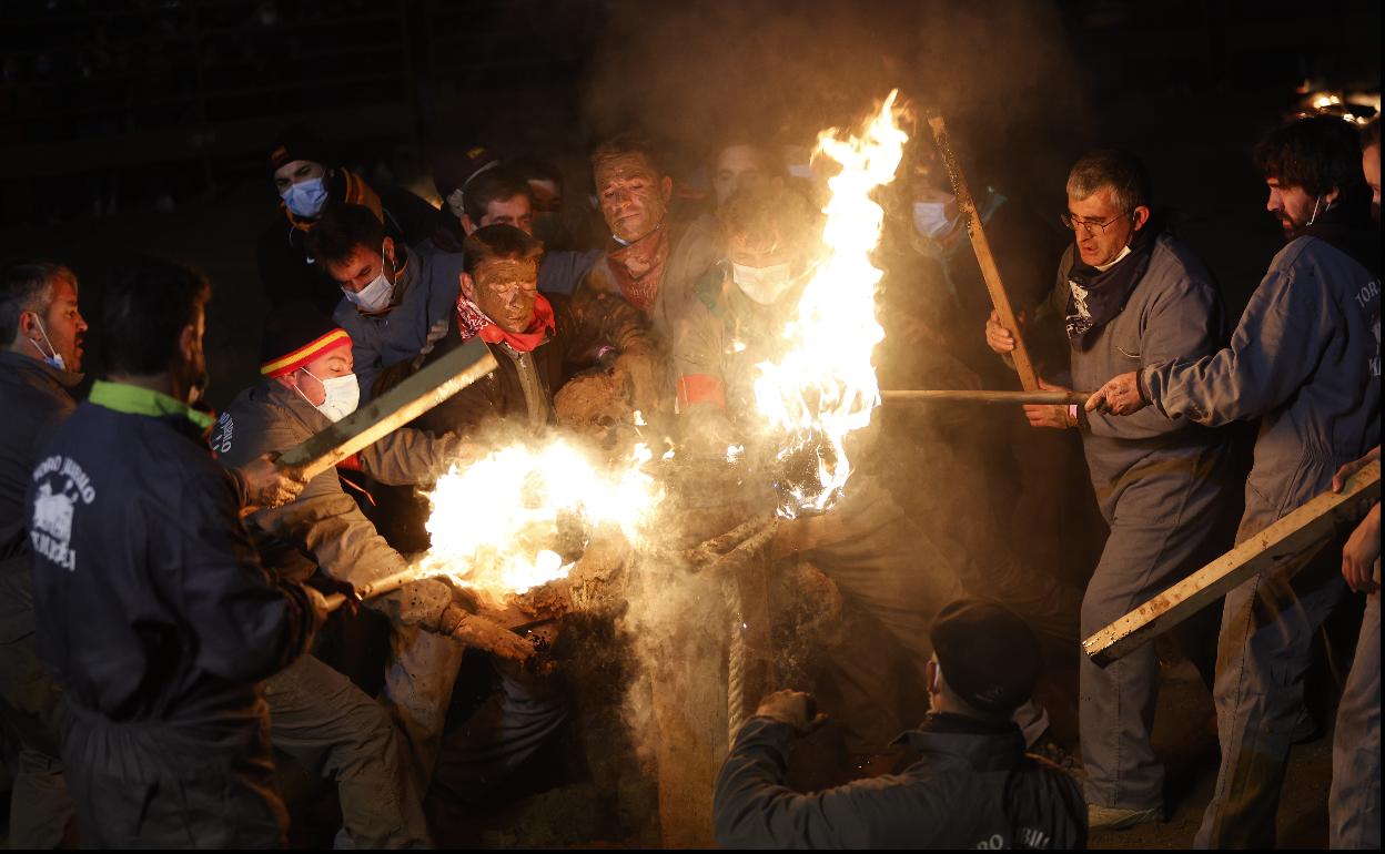 Momento en el que prenden las bolas en el armazón colocado en la testuz del toro.