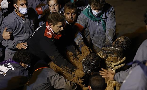 Embarrado de la res, que está atada a un poste.