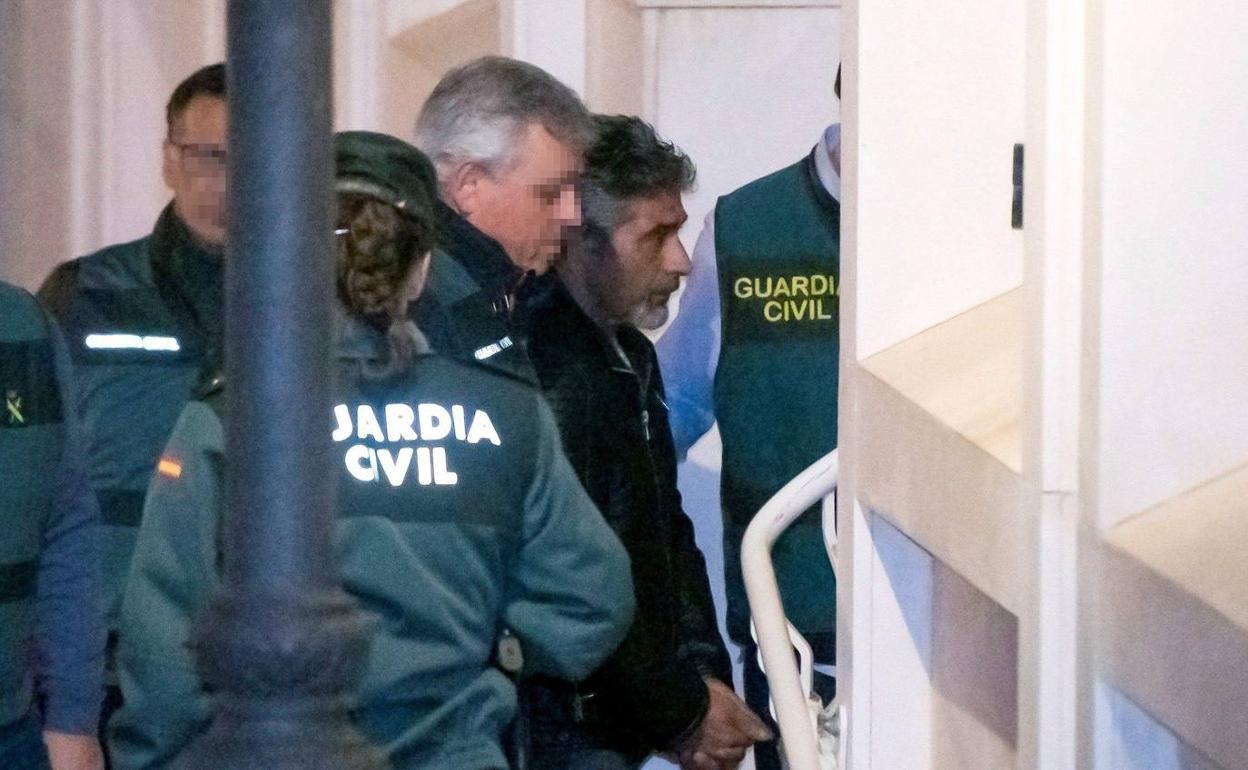 El asesino confeso de la joven zamorana de 26 años Laura Luelmo, Bernardo Montoya (c), a su llegada a los juzgados de Valverde del Camino (Huelva) en 2018. 