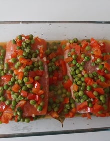 Imagen secundaria 2 - Salmón al horno con unos deliciosos guisantes