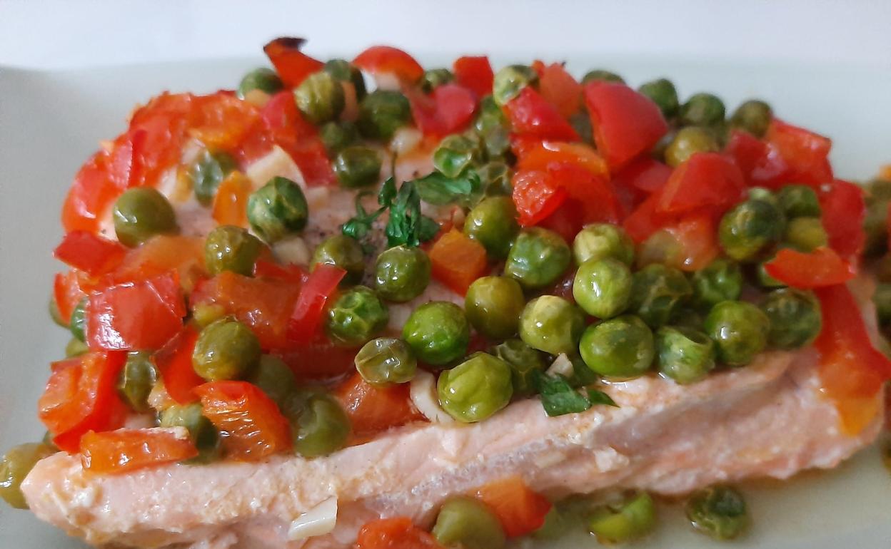 Salmón al horno con unos deliciosos guisantes