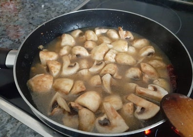 Imagen secundaria 1 - Ricos champiñones en salsa