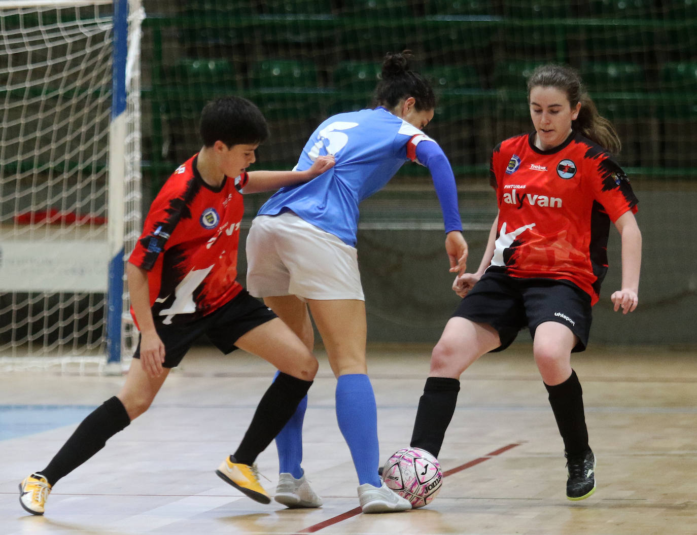 Miriam y Valle tratan de quitarle la pelota a Cristina.
