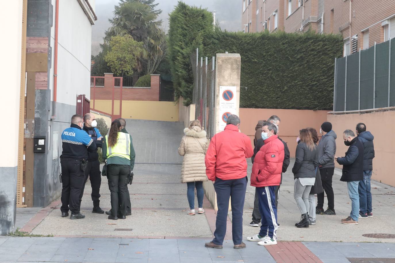 Fotos: Un incendio calcina tres coches en un garaje de Arroyo