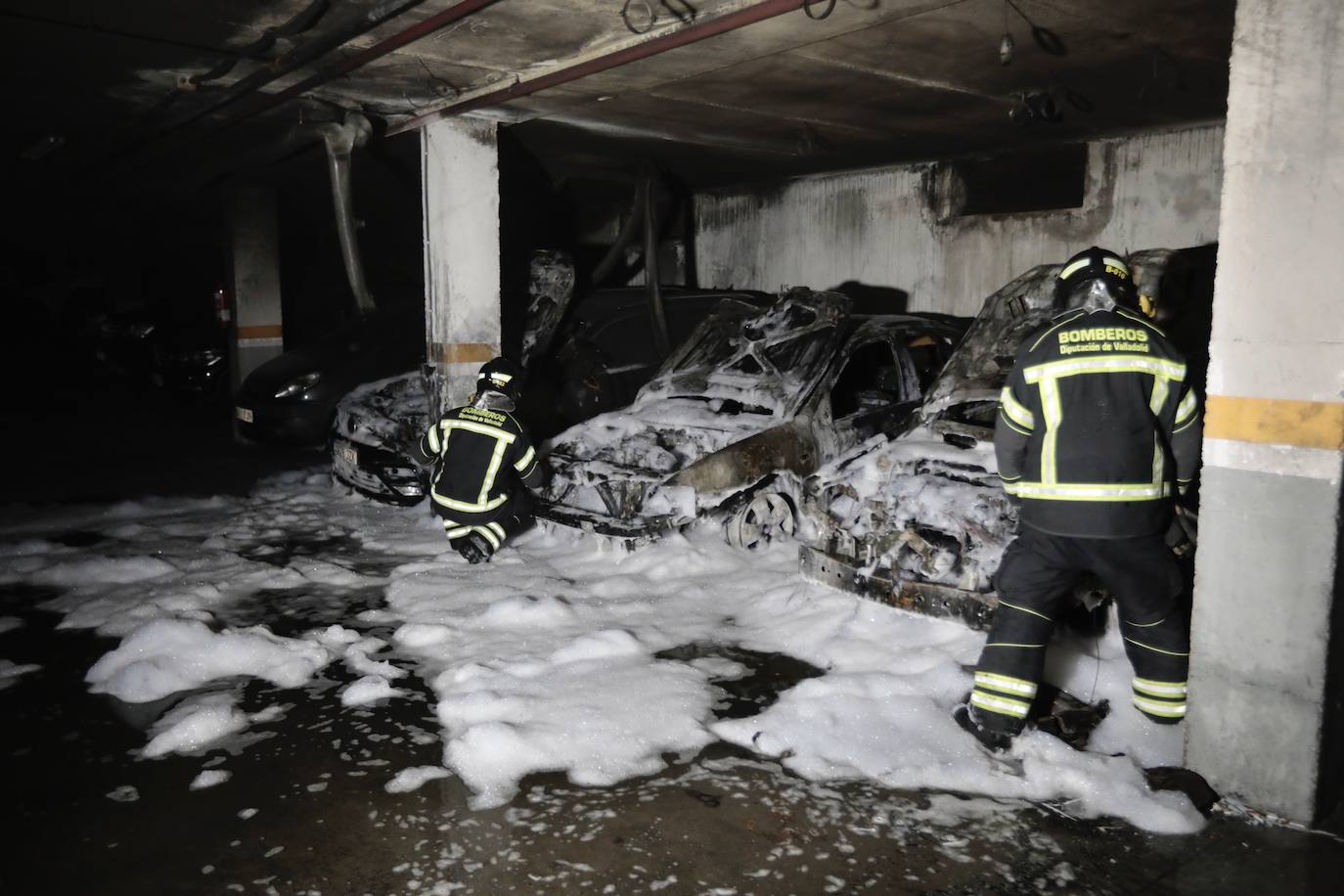 Fotos: Un incendio calcina tres coches en un garaje de Arroyo