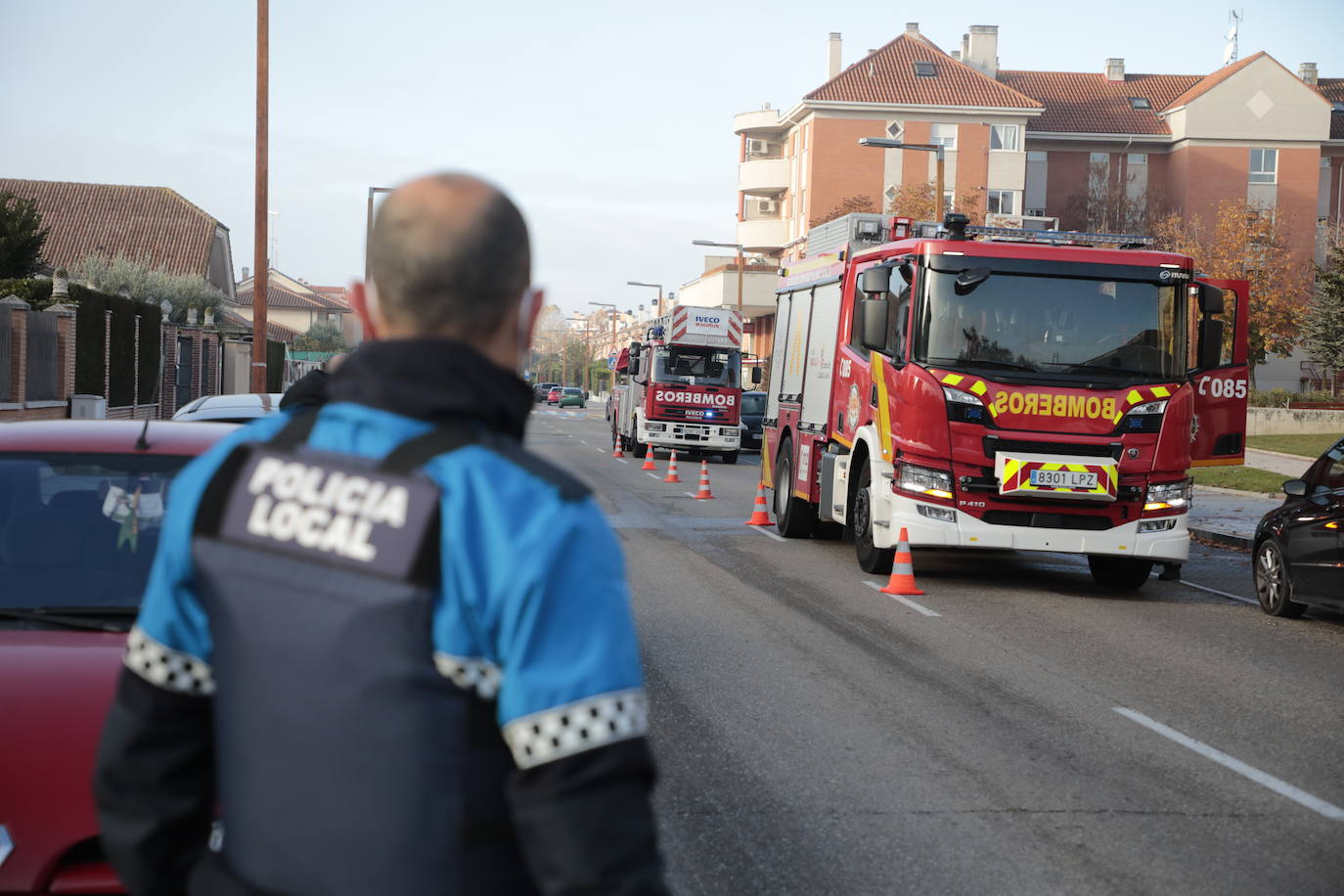 Fotos: Un incendio calcina tres coches en un garaje de Arroyo