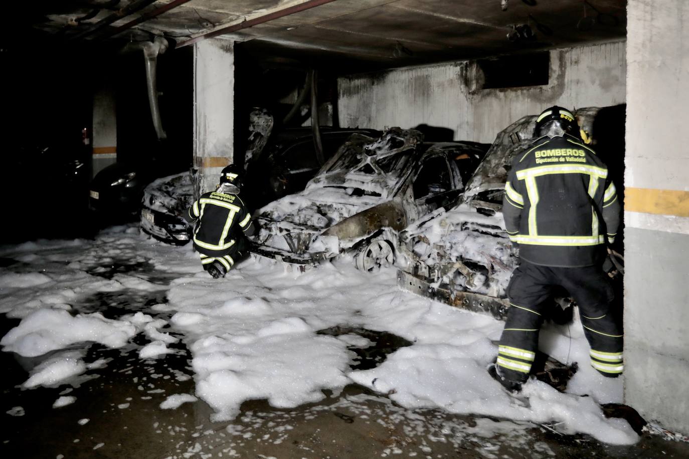 Fotos: Un incendio calcina tres coches en un garaje de Arroyo