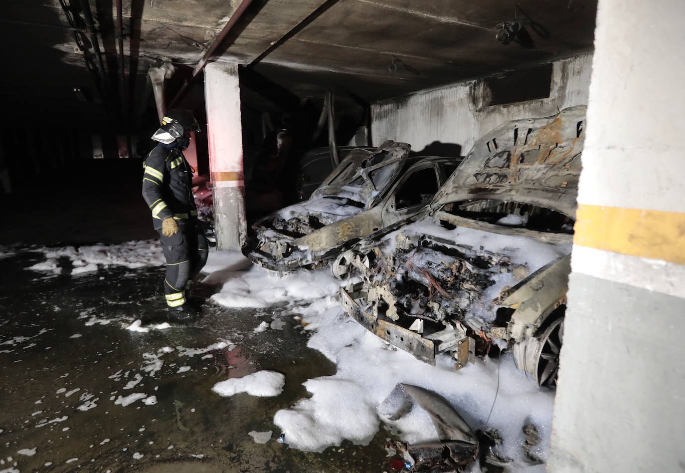 Fotos: Un incendio calcina tres coches en un garaje de Arroyo