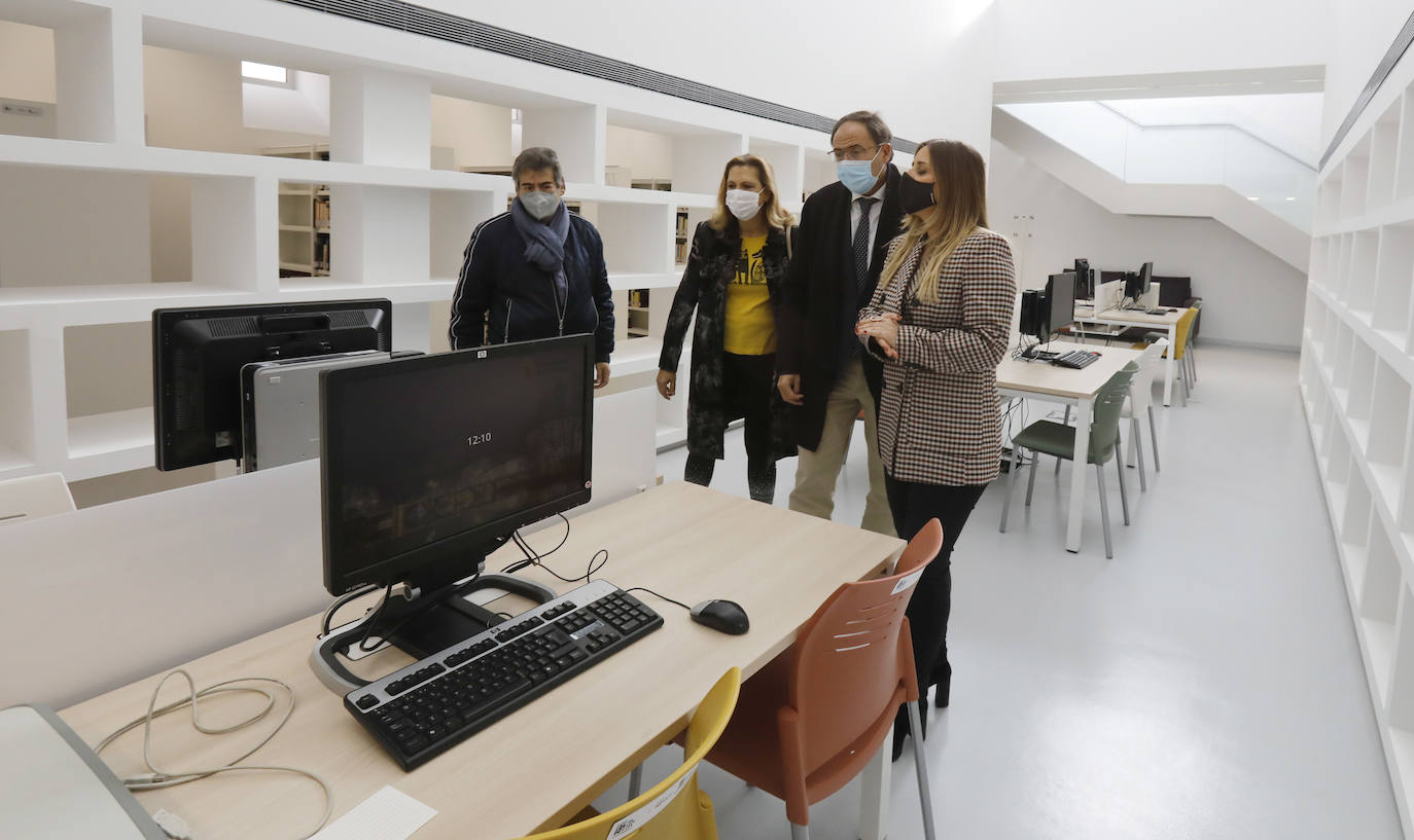 La concejala de Cultura y el teniente de alcalde muestran la biblioteca a los representantes de los vecinos.