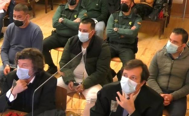 Los acusados Emil Artinov, Arso Atanasov y Rubén Alonso, con los letrados defensores delante, durante la vista oral en la Audiencia, 