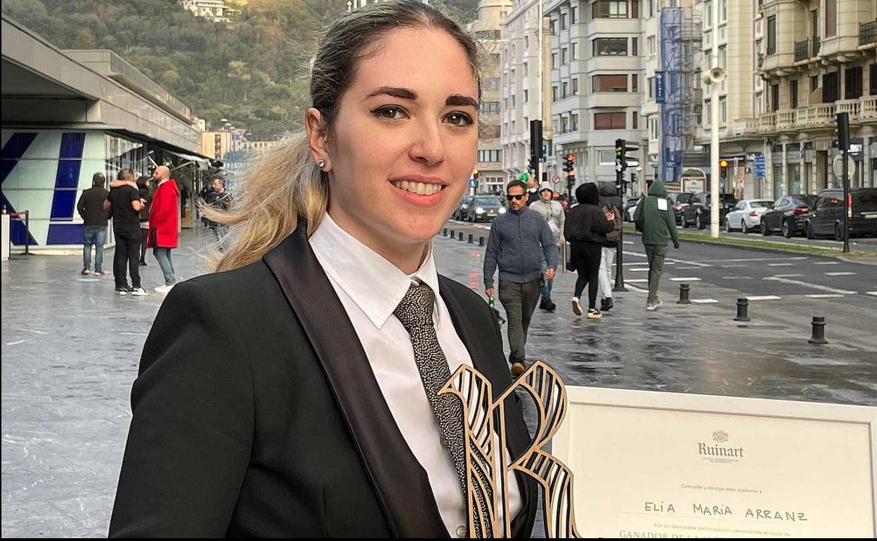 La sumiller vallisoletana Elia María Arranz, ganadora de la sexta edición del Concurso Ruinart Sommelier Challenge, posa a las puertas del Kursaal. 