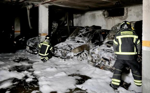 Garaje donde tres vehículos han quedado calcinados por un incendio.