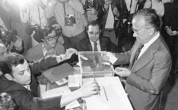 Santiago Carrillo vota en las elecciones de 1977. 