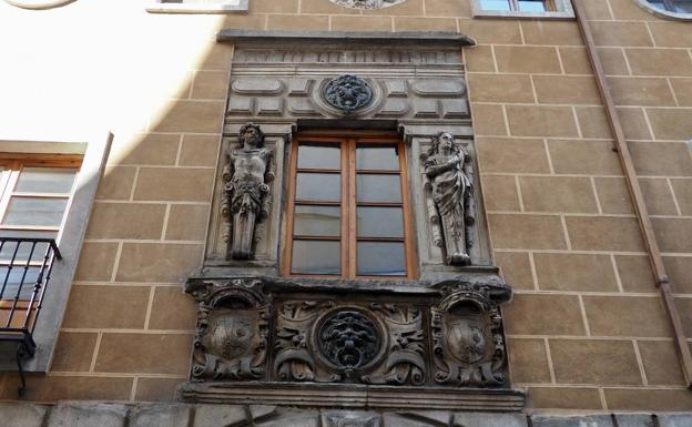 Imagen principal - Distintos detalles de la fachada del palacio: ventana de piedra sobre la puerta principal, mascarón de hierro y la figura de la marquesa de Valverde con la nariz rota.