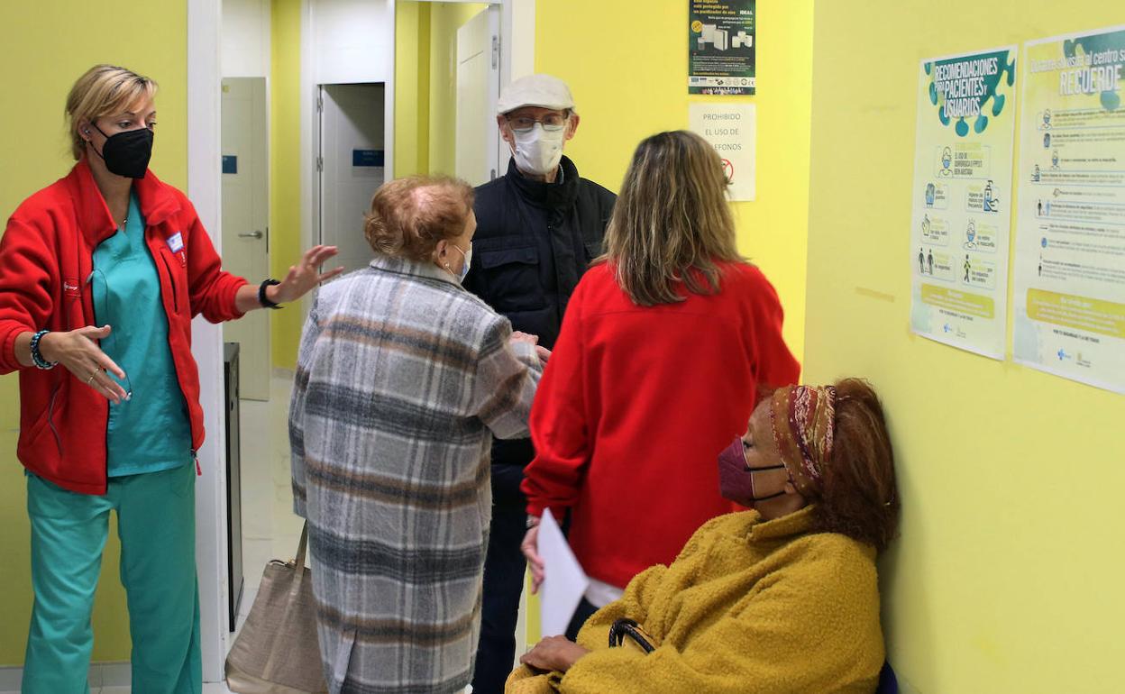 Personas esperando para vacunarse de la tercera dosis y de la gripe.