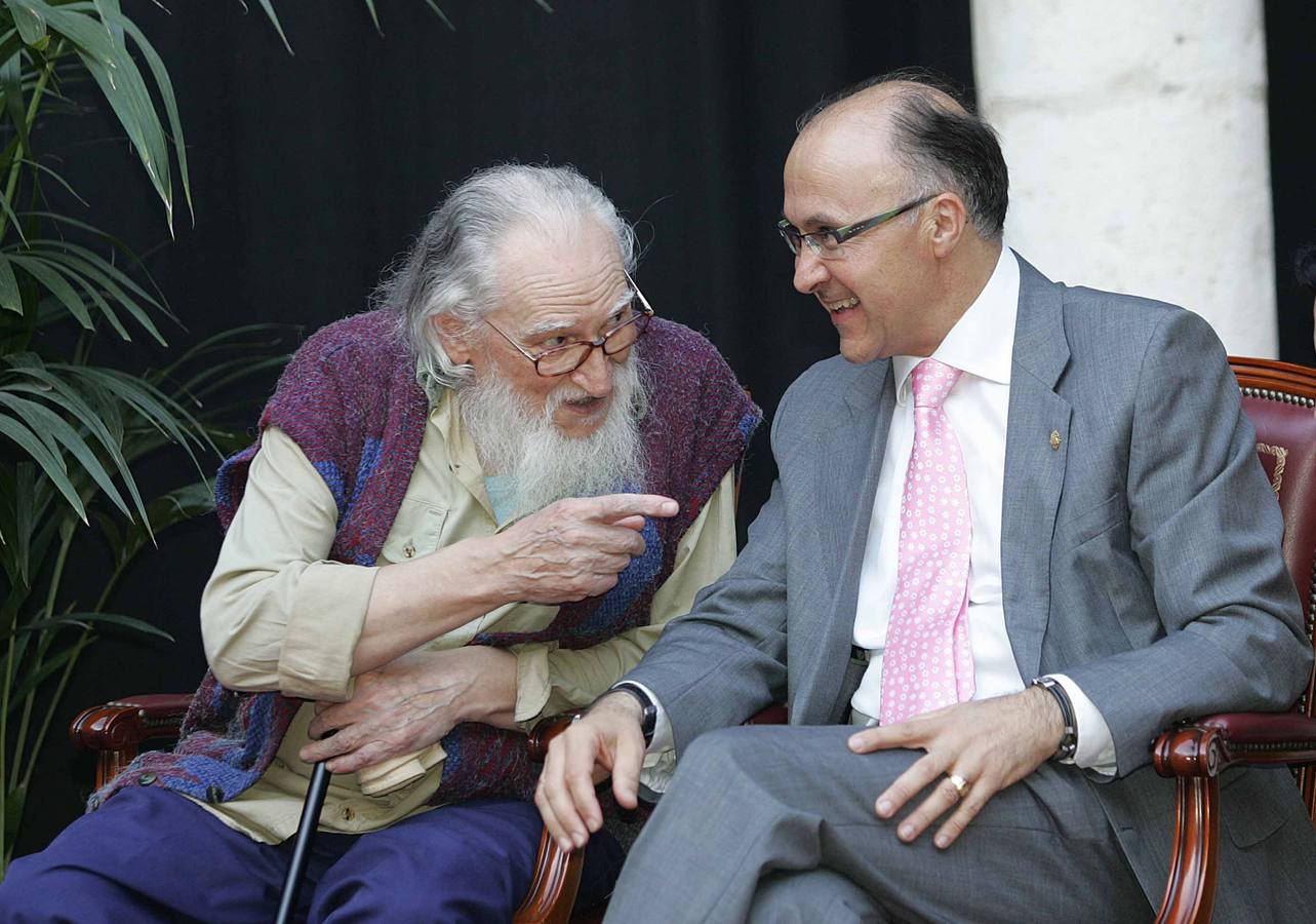 24.07.09 Con el presidente de la Diputación, Ramiro Ruiz Medrano durante la entrega del Premio Trayectoria Artística 'Provincia de Valladolid 2008'.