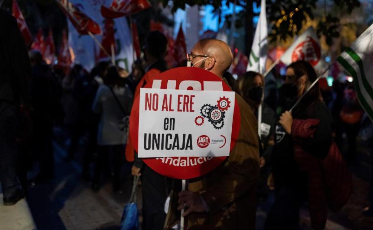 Concentración a las puertas de la sede de Unicaja Banco en Sevilla, el martes, convocada por los sindicatos para protestar por el Expediente de Regulación de Empleo.