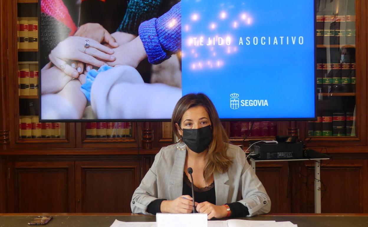 La concejala de Servicios Sociales del Ayuntamiento de Segovia, Ana Peñalosa, presenta el diagnóstico del tejido asociativo de la ciudad. 
