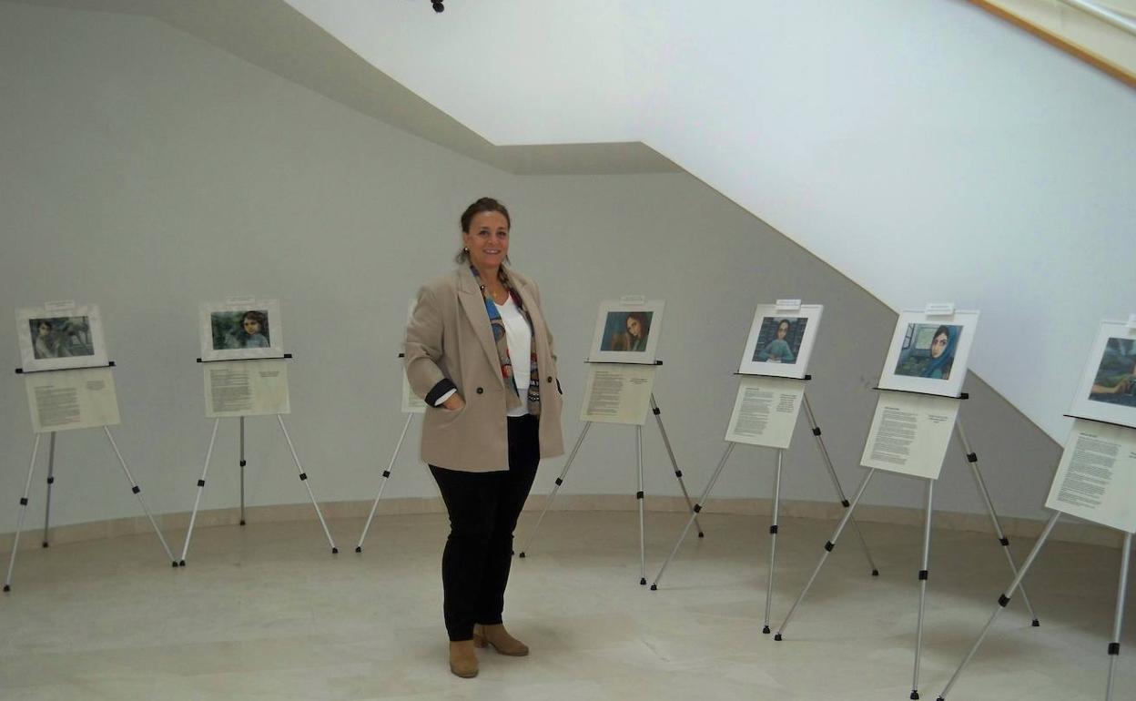 Mari Cruz Gacho durante la inauguración de la exposición 'Mujeres' en el Ayuntamiento de Santa Marta de Tormes. 