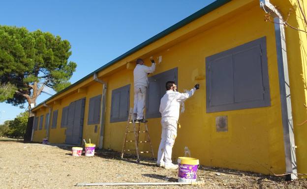 Los operarios pintan el exterior del comedor del nido de Pingüinos. 