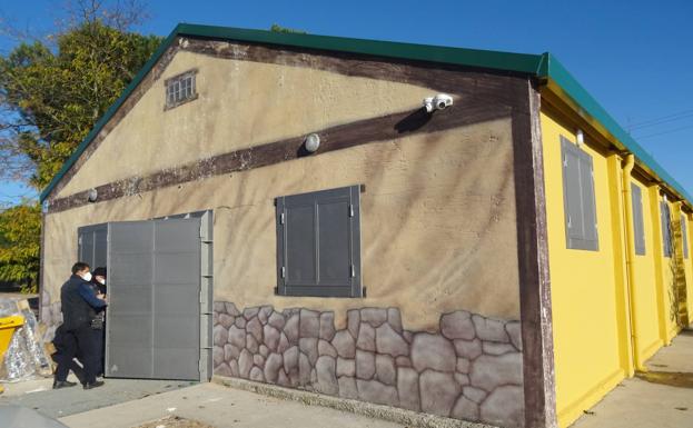 El edificio fortificado de los aseos, con cámaras de seguridad. 