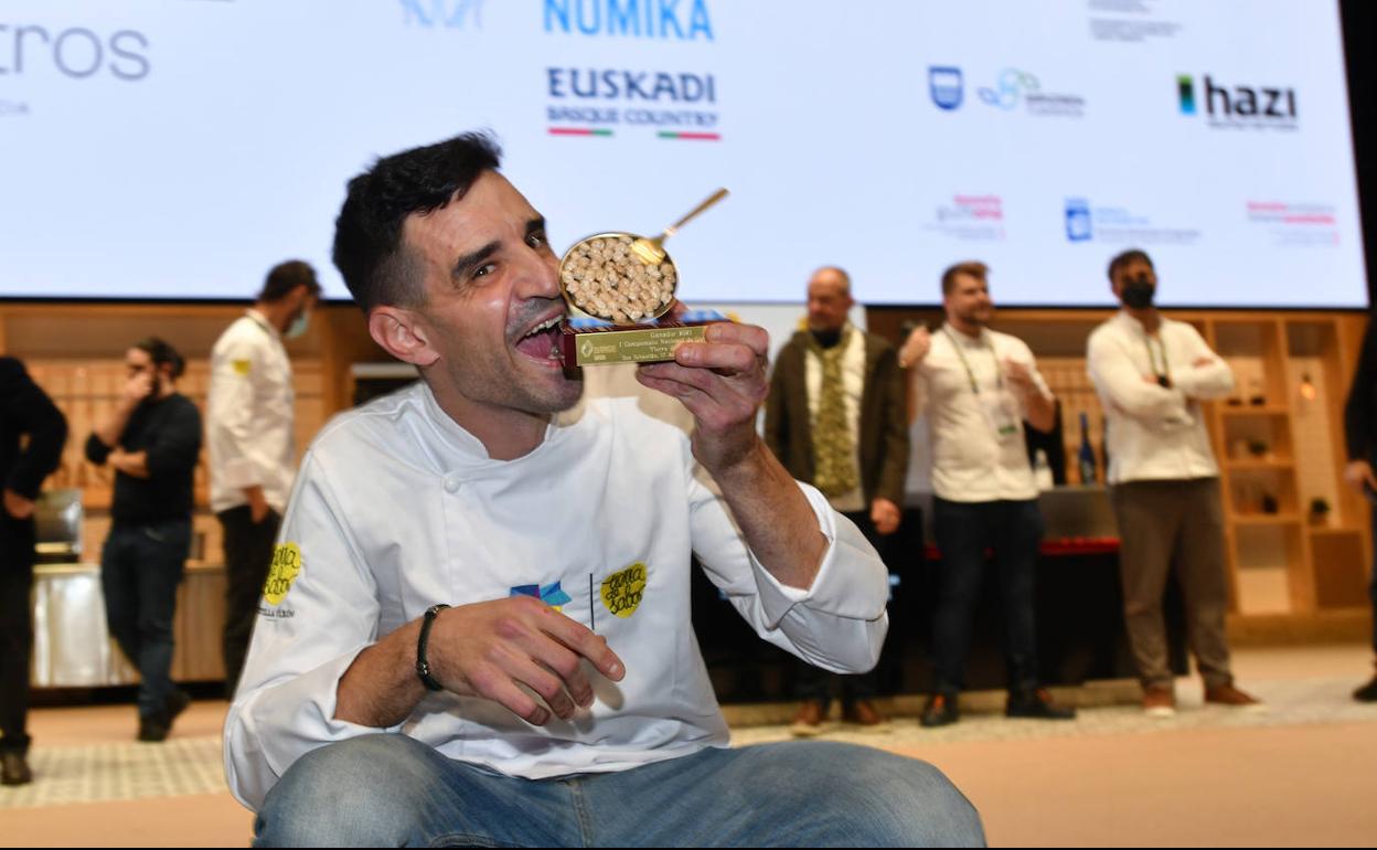 Sergio Gómez, cocinero de La Botica de Matapozuelos, tras recibir el premio del II Campeonato Nacional de Garbanzos Tierra de Sabor. 