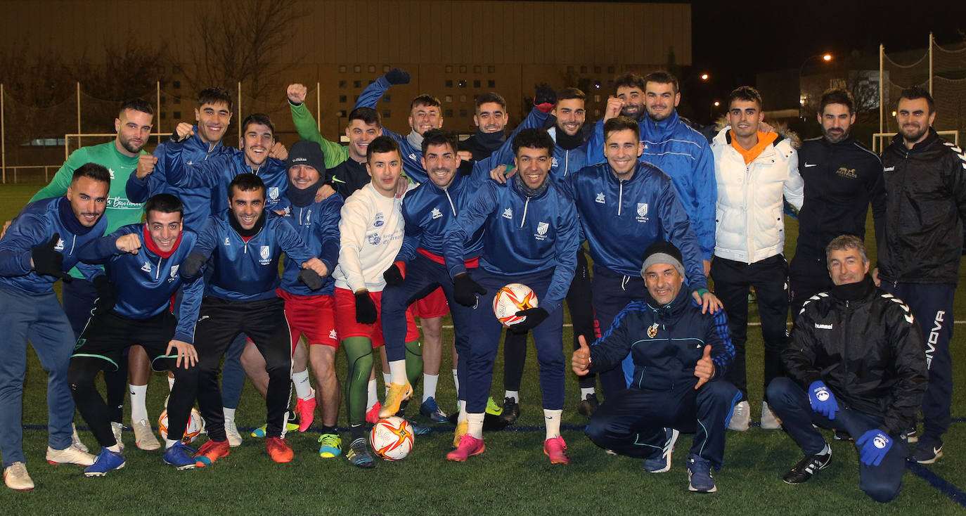 La plantilla del Unami, antes de su último entrenamiento de esta semana.