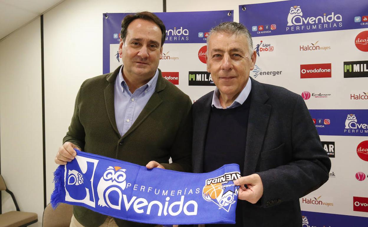 Ortega posa con el presidente Recio. 