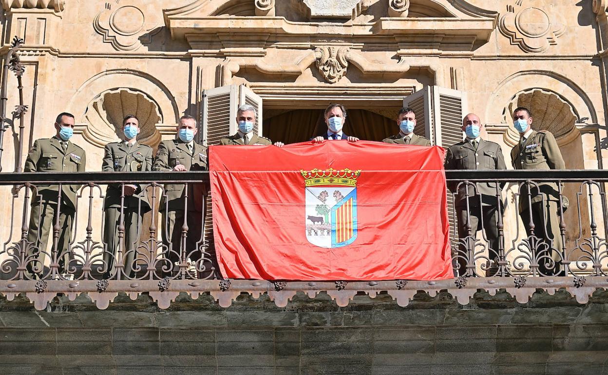 Carlos García Carbayo, alcalde de Salamanca junto a los miembros del Regimiento de Especialidades de Ingenieron (REI) Número 11. 