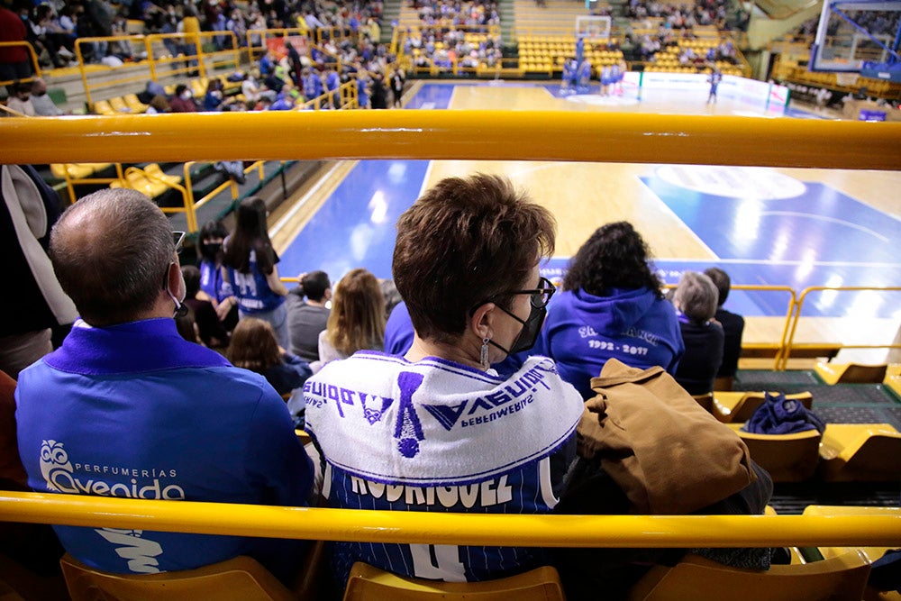 Ovación para Miguel Ángel Ortega en el regreso de la competición liguera a Würzburg con la afición disfrutando de una abultada victoria