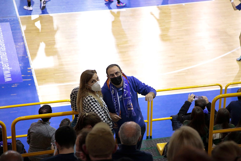 Ovación para Miguel Ángel Ortega en el regreso de la competición liguera a Würzburg con la afición disfrutando de una abultada victoria