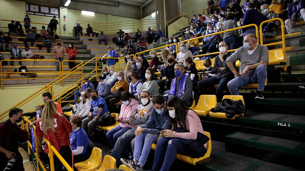 Ovación para Miguel Ángel Ortega en el regreso de la competición liguera a Würzburg con la afición disfrutando de una abultada victoria