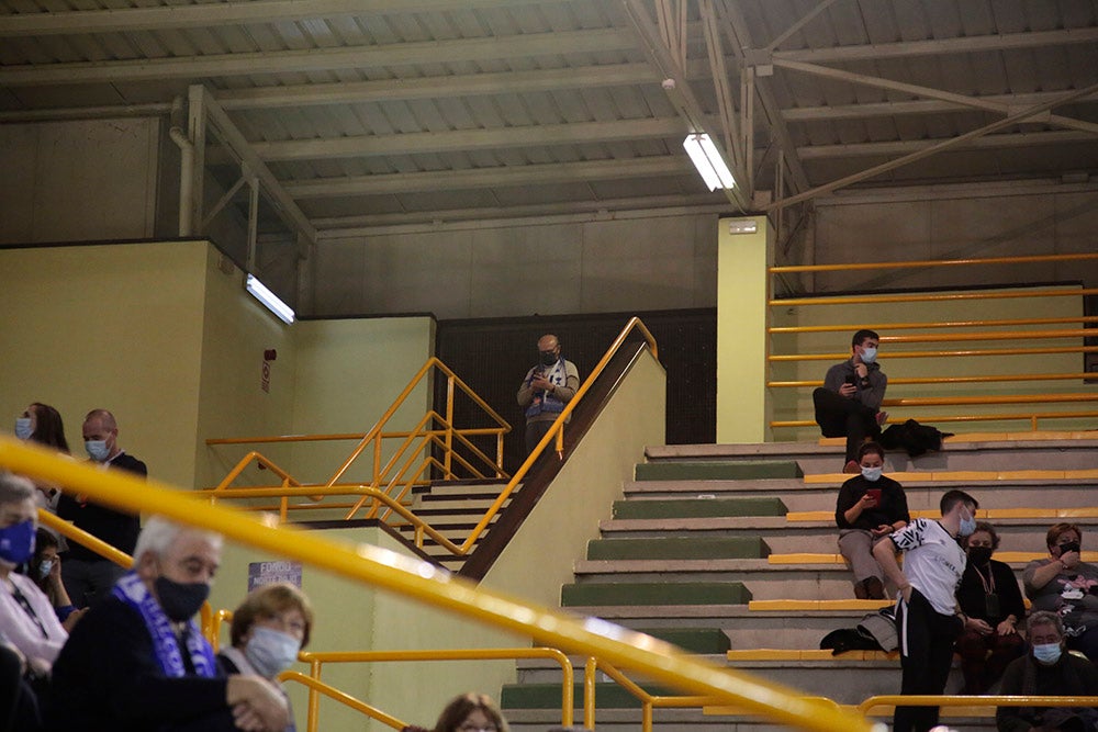 Ovación para Miguel Ángel Ortega en el regreso de la competición liguera a Würzburg con la afición disfrutando de una abultada victoria