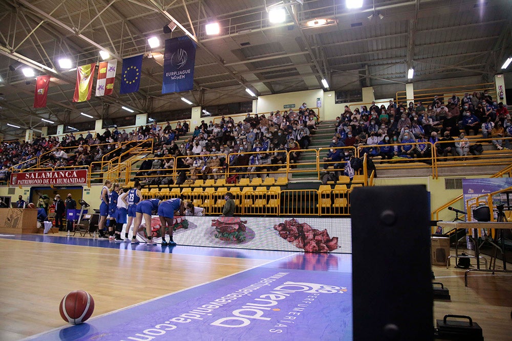 Ovación para Miguel Ángel Ortega en el regreso de la competición liguera a Würzburg con la afición disfrutando de una abultada victoria