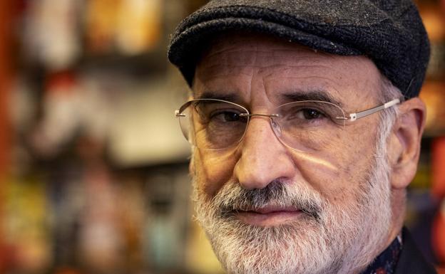 Fernando Aramburu, en la librería Oletum, donde ha firmado ejemplares de 'Los vencejos'. 