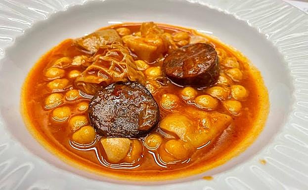 Restaurante El Fogón de Trifón (Madrid).  El clasicismo también se mostró en el plato de un cocinero como Trifón Jorge, que preparó callos con garbanzos y comino. Un guiso de toda la vida, hecho con tiempo y paciencia, al que el equipo del castizo restaurante madrileño El Fogón de Trifón aporta un toque original al añadir un poco de flor de loto en la cocción. 