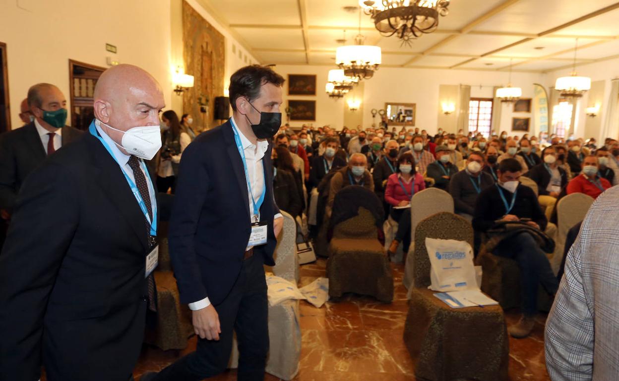 Jesús Julio Carnero y Conrado Íscar en el I Congreso de Regadíos de Aguas Subterráneas. 