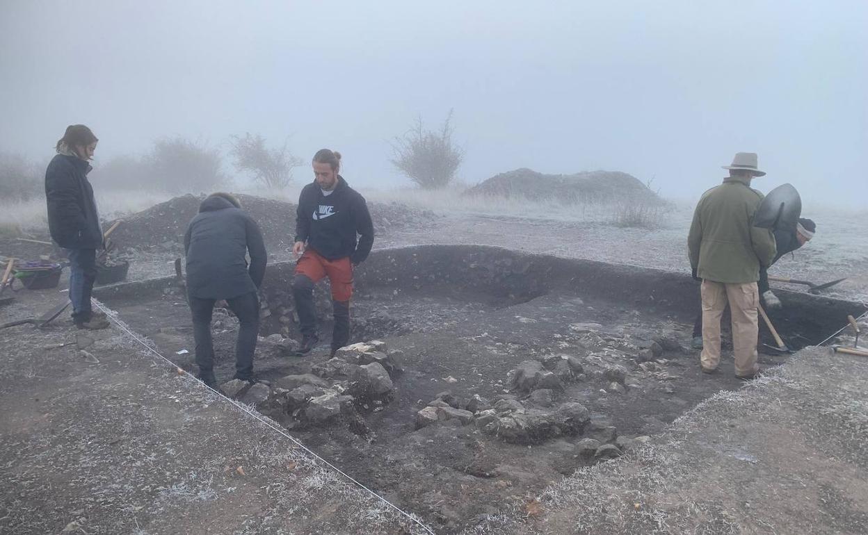 Arqueólogos durante la excavación. 