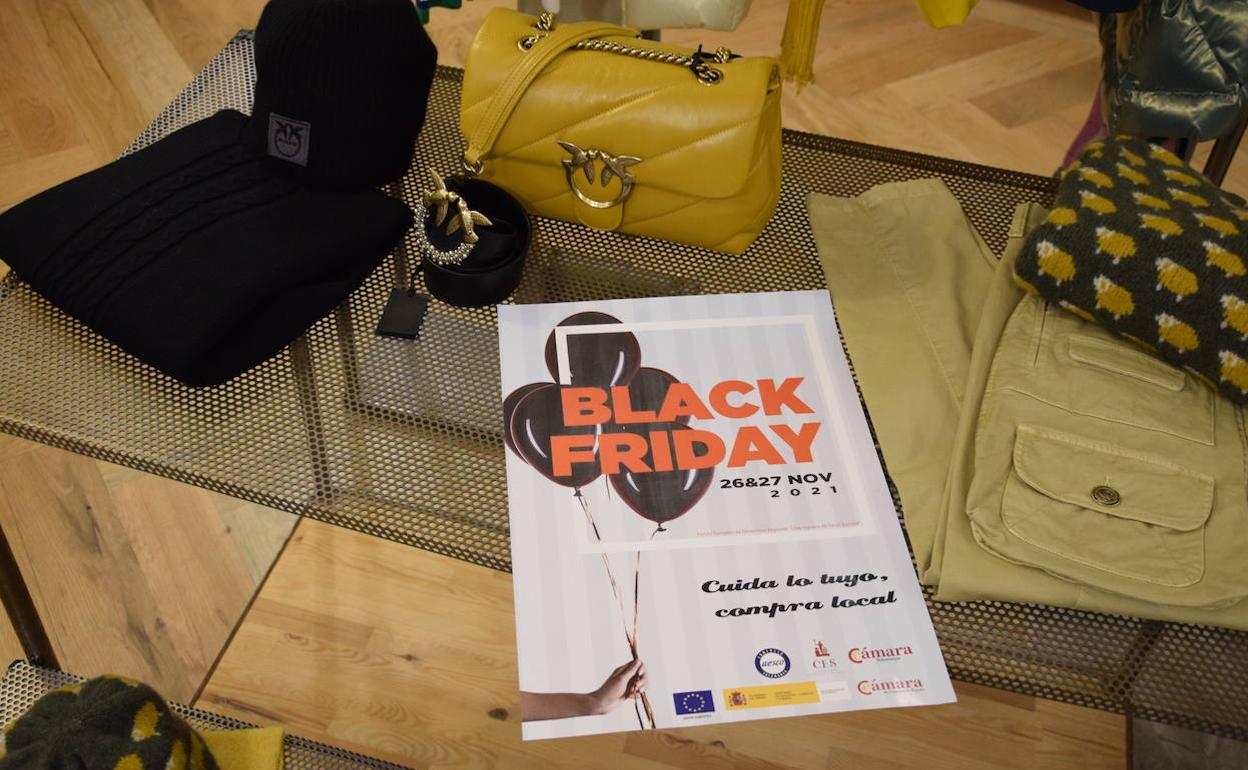 Los comercios de Salamanca comienzan a recibir en sus locales los carteles promocionales del 'Black Friday'. 