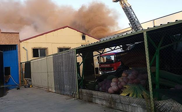 El incendio ha afectado a numeroso material del Sonorama. En la fotografía se aprecian parte de los racimos de uvas que acompañan a la cabeza que preside el escenario. 