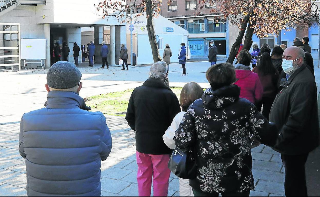 Colas para recibir la vacuna de la covid y la dela gripe, este jueves en el parque del Salón.